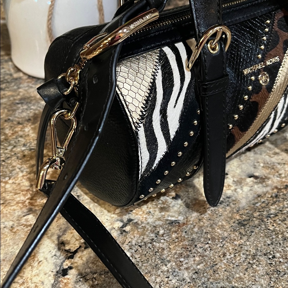 Michael Kors EUC Stanton Medium East West Leather Barrel Messenger Black Multi - Picture 5 of 12